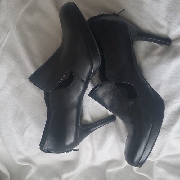 NINE WEST BOOTIES - Picture 3 of 9